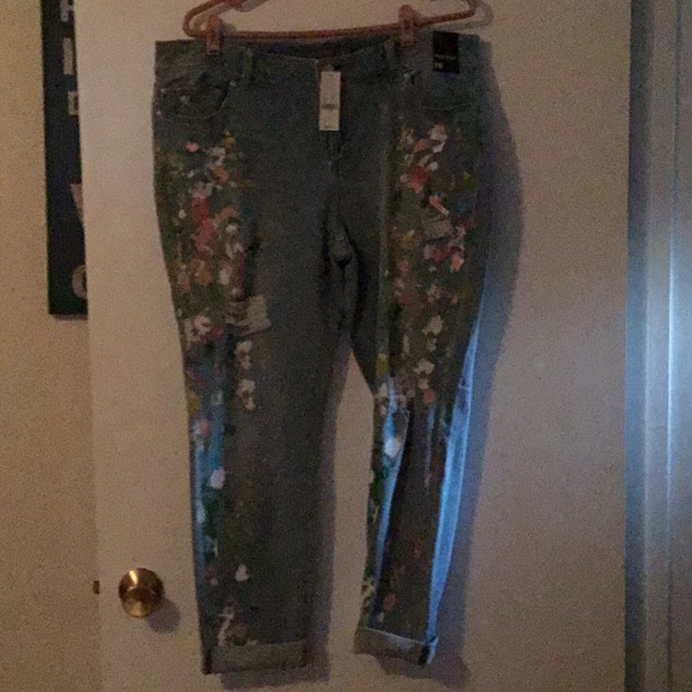 Boyfriend Jeans with paint splatter detail